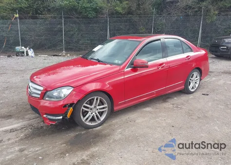 2013 Mercedes-Benz C 300 Sport 4Matic z USA, uszkodzony, nr VIN WDDGF8AB1DR246784